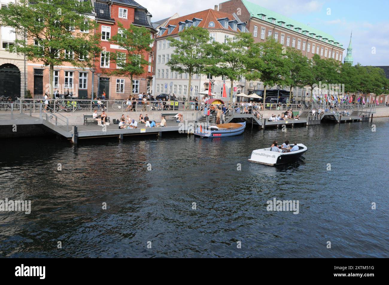 Copenaghen/Danimarca/15 agosto 2024/gente che cerca una barca nel canale holmen nella capitale danese. Foto. Francis Joseph Dean/Dean Pictures non per uso commerciale Foto Stock