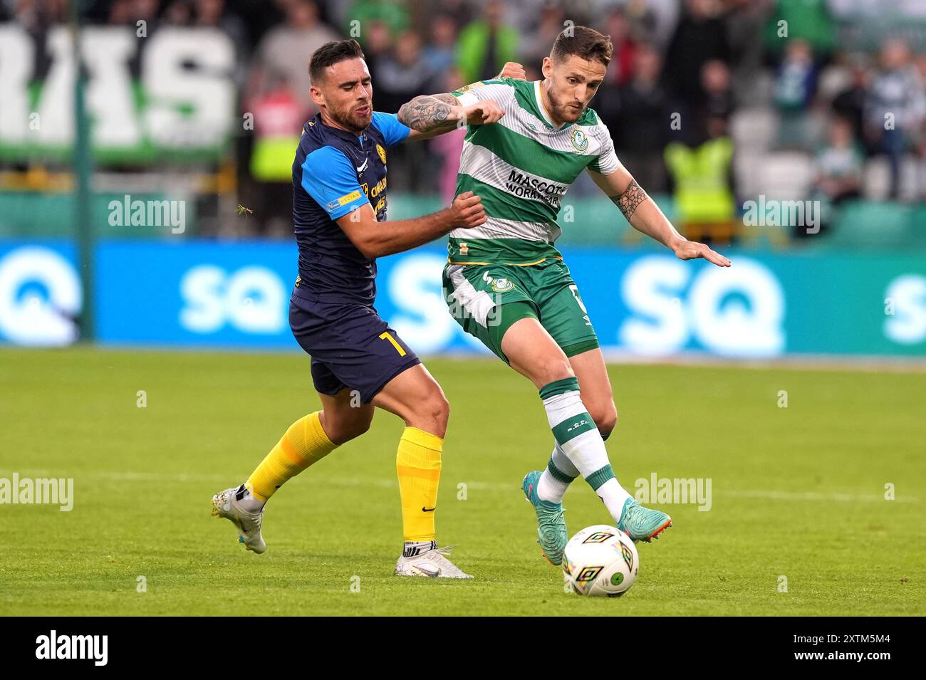 Lee Grace degli Shamrock Rovers (a destra) e Aljosa Matko dell'NK Celje si battono per il pallone durante il terzo turno di qualificazione dell'Europa League, seconda tappa al Tallaght Stadium di Dublino. Data foto: Giovedì 15 agosto 2024. Foto Stock