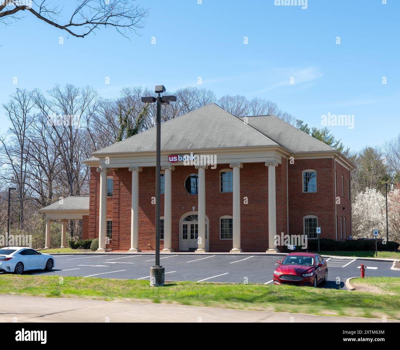 PIGEON FORGE, Tennessee - 12 marzo 2024: Edificio della Banca DEGLI STATI UNITI con facciata frontale in mattoni e colonne, in una giornata di sole nel Tennessee. Foto Stock