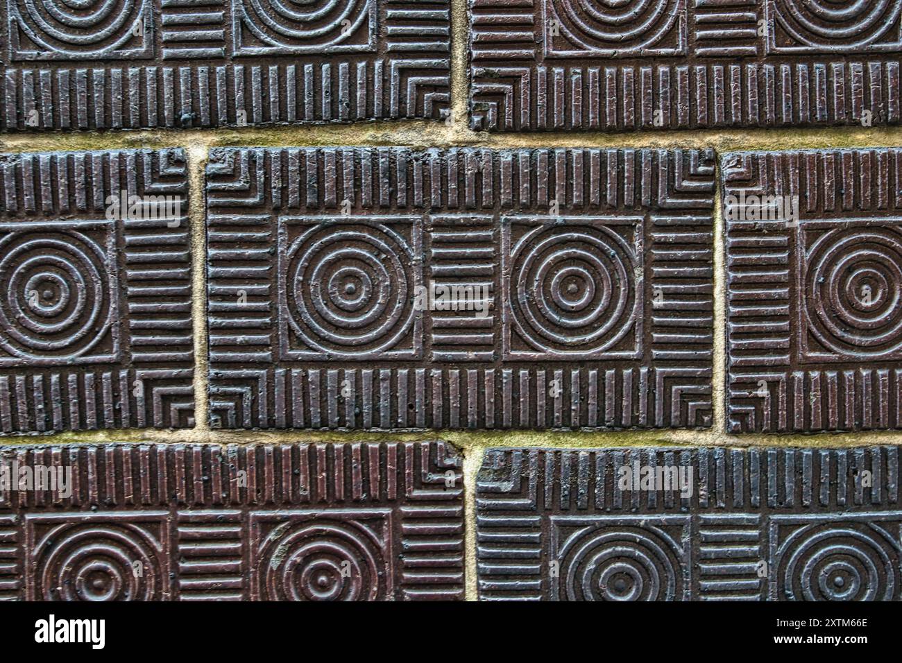 I mattoni smaltati vintage sono in argilla estrusa, un tipo di muratura smaltata in ceramica. STATI UNITI 2024 Foto Stock