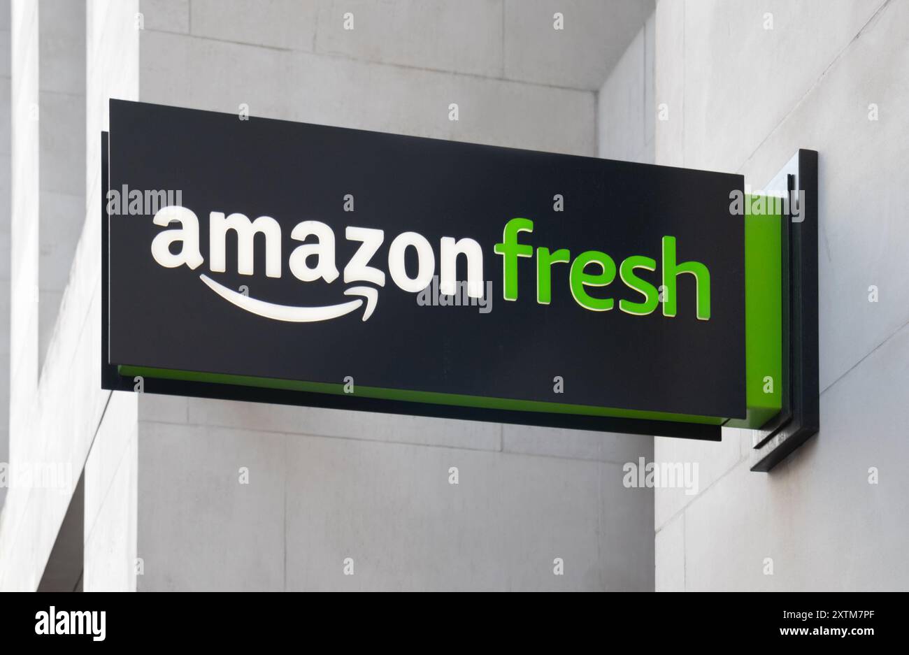 Il cartello stradale Amazon Fresh si trova sopra l'ingresso del negozio di alimentari automatizzato self-service di Amazon Fresh. Simile ai negozi senza cassiere di Amazon Go. Foto Stock