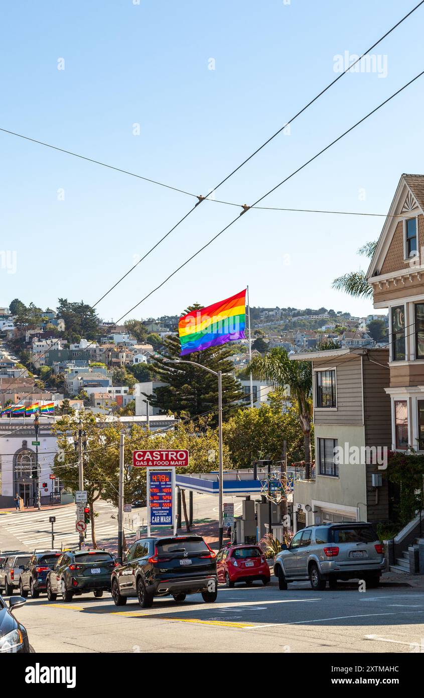 Una bandiera del gay Pride vola nel quartiere Castro di San Francisco. Foto Stock