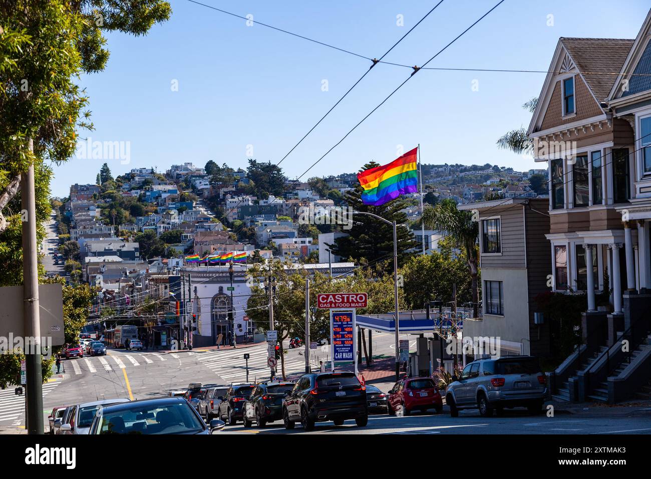 Una bandiera del gay Pride vola nel quartiere Castro di San Francisco. Foto Stock