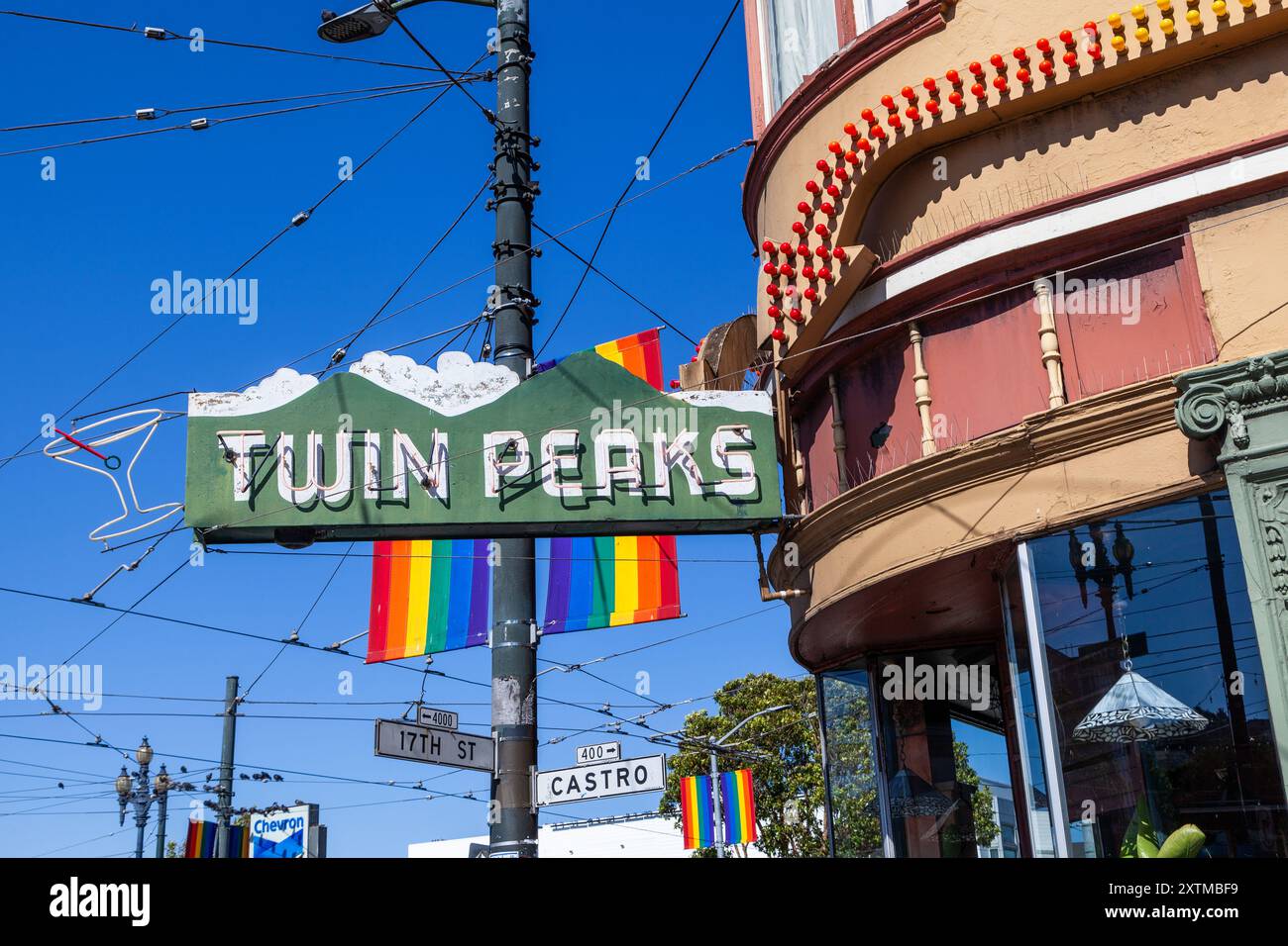 Il cartello Twin Peaks si trova nel quartiere Castro di San Francisco. Foto Stock