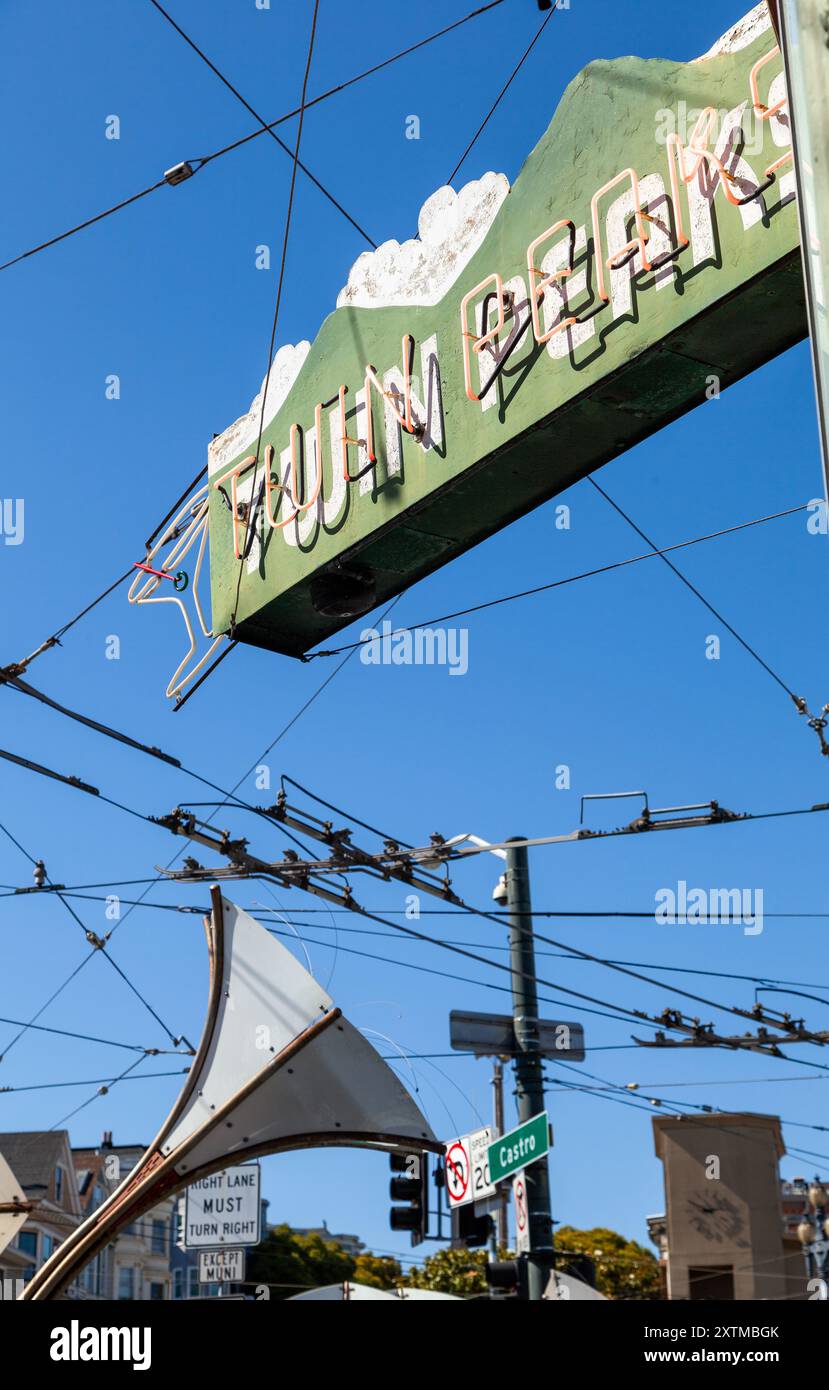 Il cartello Twin Peaks si trova nel quartiere Castro di San Francisco. Foto Stock