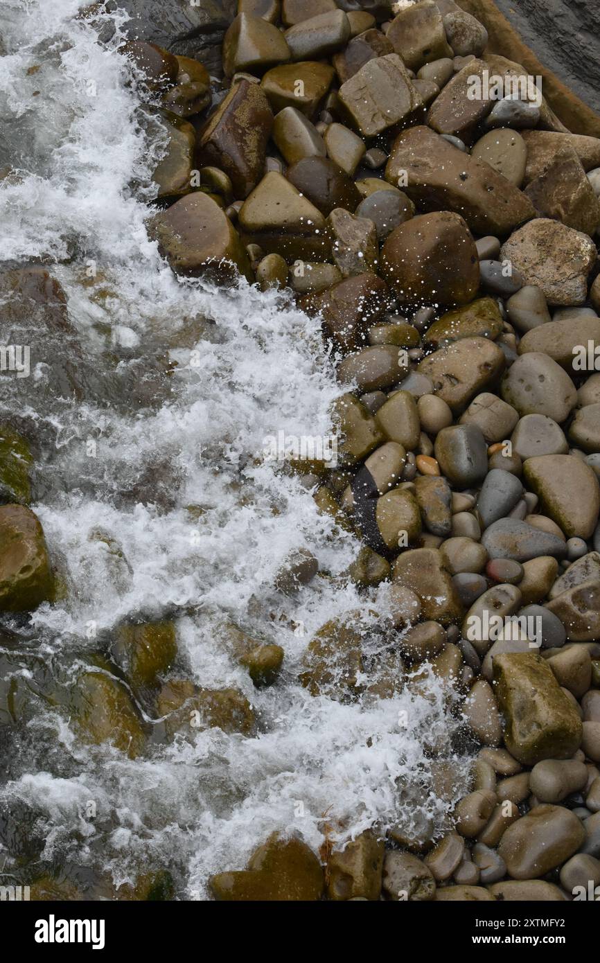 Oceano onde che si schiantano contro le rocce Foto Stock