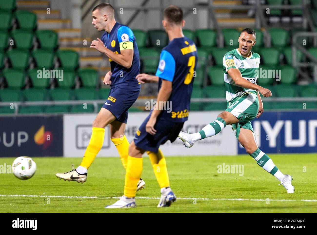 Graham Burke (a destra) degli Shamrock Rovers segna il terzo gol della squadra durante il terzo turno di qualificazione dell'Europa League, 2a tappa al Tallaght Stadium di Dublino. Data foto: Giovedì 15 agosto 2024. Foto Stock