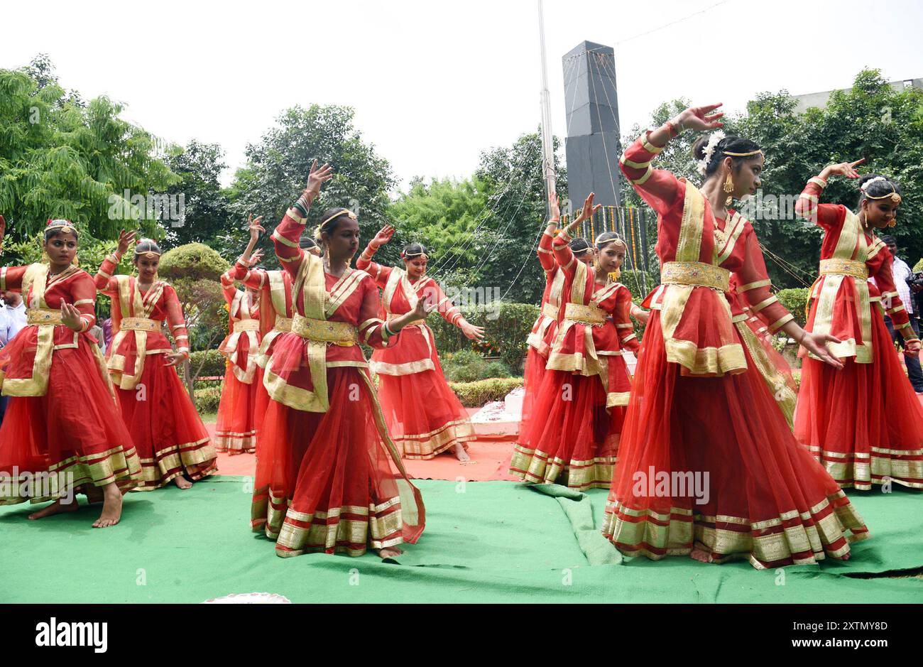 GHAZIABAD, INDIA - 15 AGOSTO: I bambini delle scuole ballano su canzoni patriottiche dell'amministrazione distrettuale, della municipalità e della difesa civile a Madhuban Bapudham Shaheed Sthal in occasione del giorno dell'indipendenza il 15 agosto 2024 a Ghaziabad, India. Il tema del giorno dell'indipendenza di quest'anno è "ViksitBharat@2047". Il 15 agosto è il giorno in cui l'India è stata dichiarata libera dalle grinfie degli inglesi, che hanno governato il paese per più di 200 anni. Questo è tra i giorni nazionali in cui gli indiani ricordano i combattenti per la libertà che hanno sacrificato e dedicato la loro vita alla libertà del paese. Foto Stock