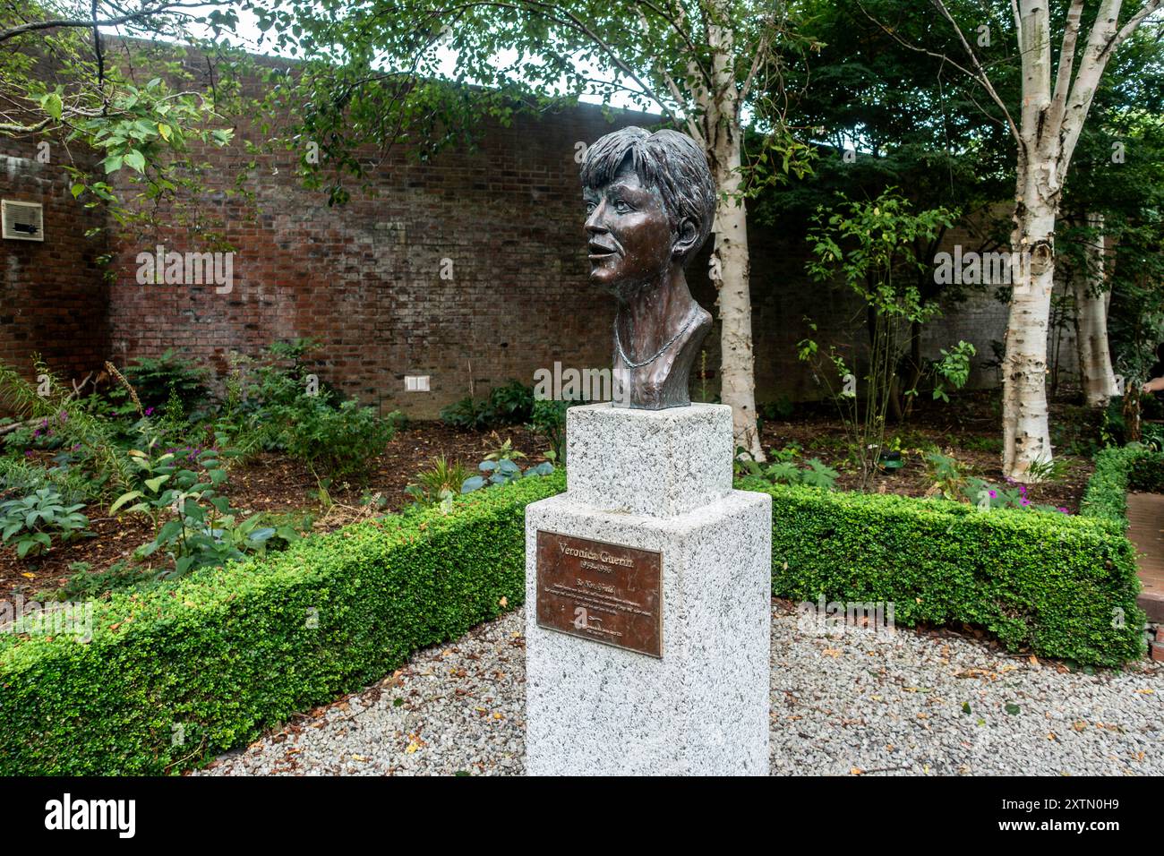 Un busto di bronzo di Veronica Guerin, nel castello di Dublino, Dublino, Irlanda, la giornalista investigativa che è stata assassinata nel 1996. Foto Stock