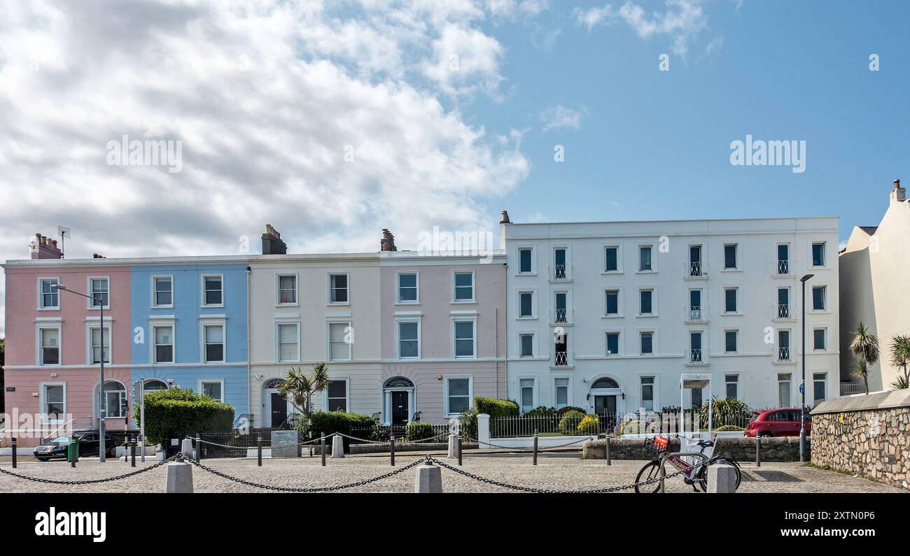 Marine Terrace, Dun Laoghaire, Dublino, Irlanda. Una terrazza di case vittoriane costruite negli anni '1860 e '1870 Foto Stock