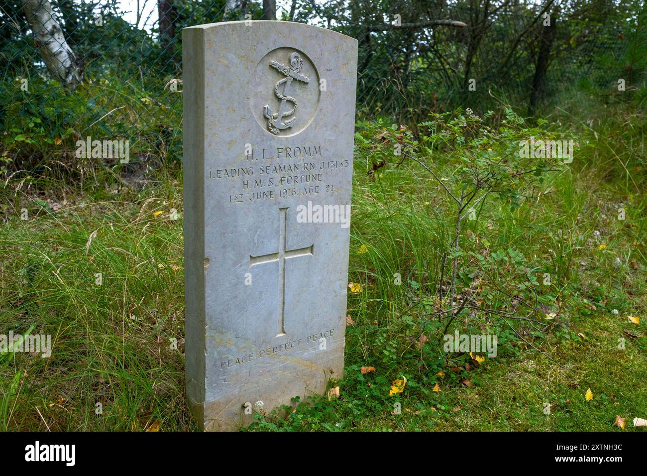 Tomba di un marinaio britannico ucciso nella battaglia dello Jutland del 1916, a Bormose Kirke sulla costa occidentale della Danimarca Foto Stock