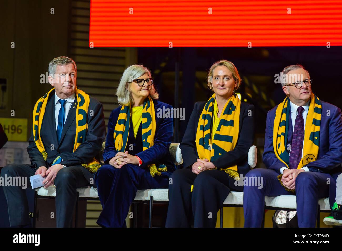 (L-R) il CEO del Comitato Olimpico Australiano Matt Carrol, il Governatore generale dell'Australia Sam Mostyn AC, l'Amministratore delegato di Qantas Vanessa Hudson e il primo Ministro dell'Australia Anthony Albanese sono visti durante l'evento Welcome Home per la squadra Olimpica Australiana di ritorno da Parigi. Arrivo ufficiale della squadra olimpica australiana, festa di benvenuto a casa al Qantas Hangar 96, mentre gli australiani sbarcano dal jet Dreamliner di Qantas 'Go Aussies' all'Aeroporto di Sydney. La squadra, indossando "verde e oro", è stata accolta da funzionari governativi australiani, funzionari sportivi, personale Qantas, media e membri della famiglia. (Foto di Alexander Foto Stock