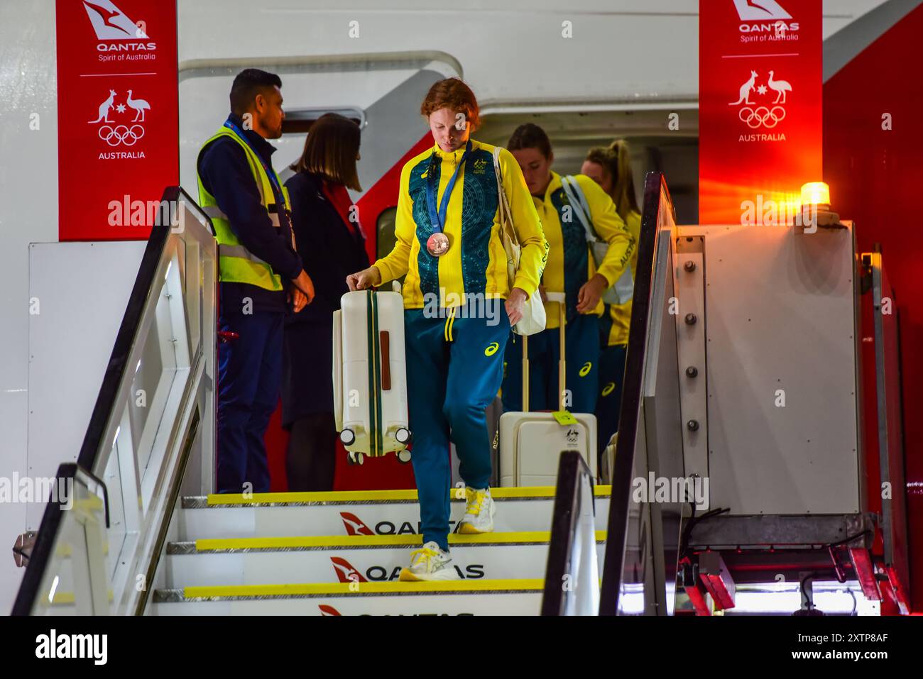 La canottiera Annabelle McIntyre arriva dai Giochi Olimpici di Parigi del 2024 in Australia con la squadra olimpica australiana. Arrivo ufficiale della squadra olimpica australiana, festa di benvenuto a casa al Qantas Hangar 96, mentre gli australiani sbarcano dal jet Dreamliner di Qantas 'Go Aussies' all'Aeroporto di Sydney. La squadra, indossando "verde e oro", è stata accolta da funzionari governativi australiani, funzionari sportivi, personale Qantas, media e membri della famiglia. Foto Stock