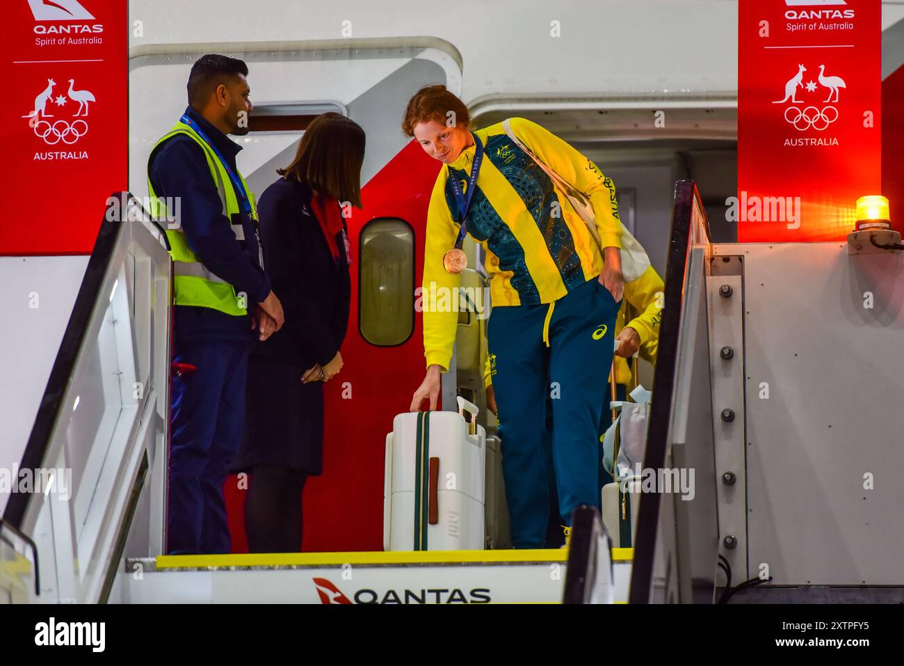 Sydney, Australia. 14 agosto 2024. La canottiera Annabelle McIntyre arriva dai Giochi Olimpici di Parigi del 2024 in Australia con la squadra olimpica australiana. Arrivo ufficiale della squadra olimpica australiana 'Welcome home' al Qantas Hangar 96, mentre gli australiani sbarcano dal jet Dreamliner 'Go Aussies' di Qantas all'Aeroporto di Sydney. La squadra, indossando "verde e oro", è stata accolta da funzionari governativi australiani, funzionari sportivi, personale Qantas, media e membri della famiglia. (Credit Image: © Alexander Bogatyrev/SOPA Images via ZUMA Press Wire) SOLO PER USO EDITORIALE! Non per USO commerciale! Foto Stock