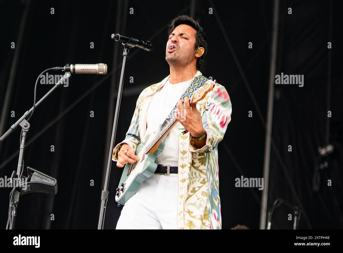 San Francisco, Stati Uniti. 11 agosto 2024. Sameer Gadhia di Young the Giant si esibisce all'Outside Lands 2024 Music and Arts Festival che si tiene al Golden Gate Park il 9 agosto 2024 a San Francisco, California. Foto: Annie Lesser/imageSPACE credito: Imagespace/Alamy Live News Foto Stock