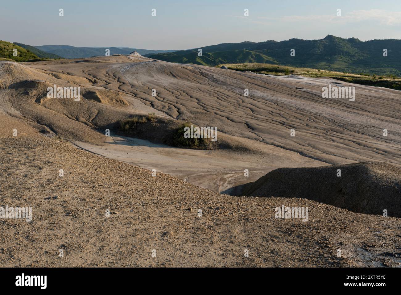 Paesaggio arido vicino a Berca, Buzau, Romania, che mostra un raro fenomeno geologico europeo. Qui, i gas dalla terra emergono attraverso le colline, crea Foto Stock
