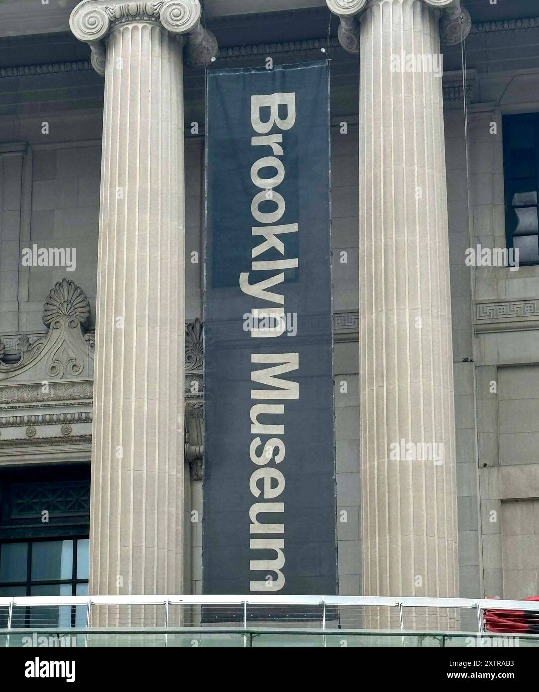 New York, New York, Stati Uniti. 15 agosto 2024. Una vista del cartello del Brooklyn Museum visto alla mostra "Paul McCartney Photographs 1963-64 Eyes of the Storm". Lo spettacolo cattura la Beatlemania dall'interno mentre il gruppo ha lasciato il Regno Unito per gli Stati Uniti, con più di 250 foto di McCartney, oltre a video, memorabilia dei Beatles e foto della stampa. (Credit Image: © Nancy Kaszerman/ZUMA Press Wire) SOLO PER USO EDITORIALE! Non per USO commerciale! Foto Stock