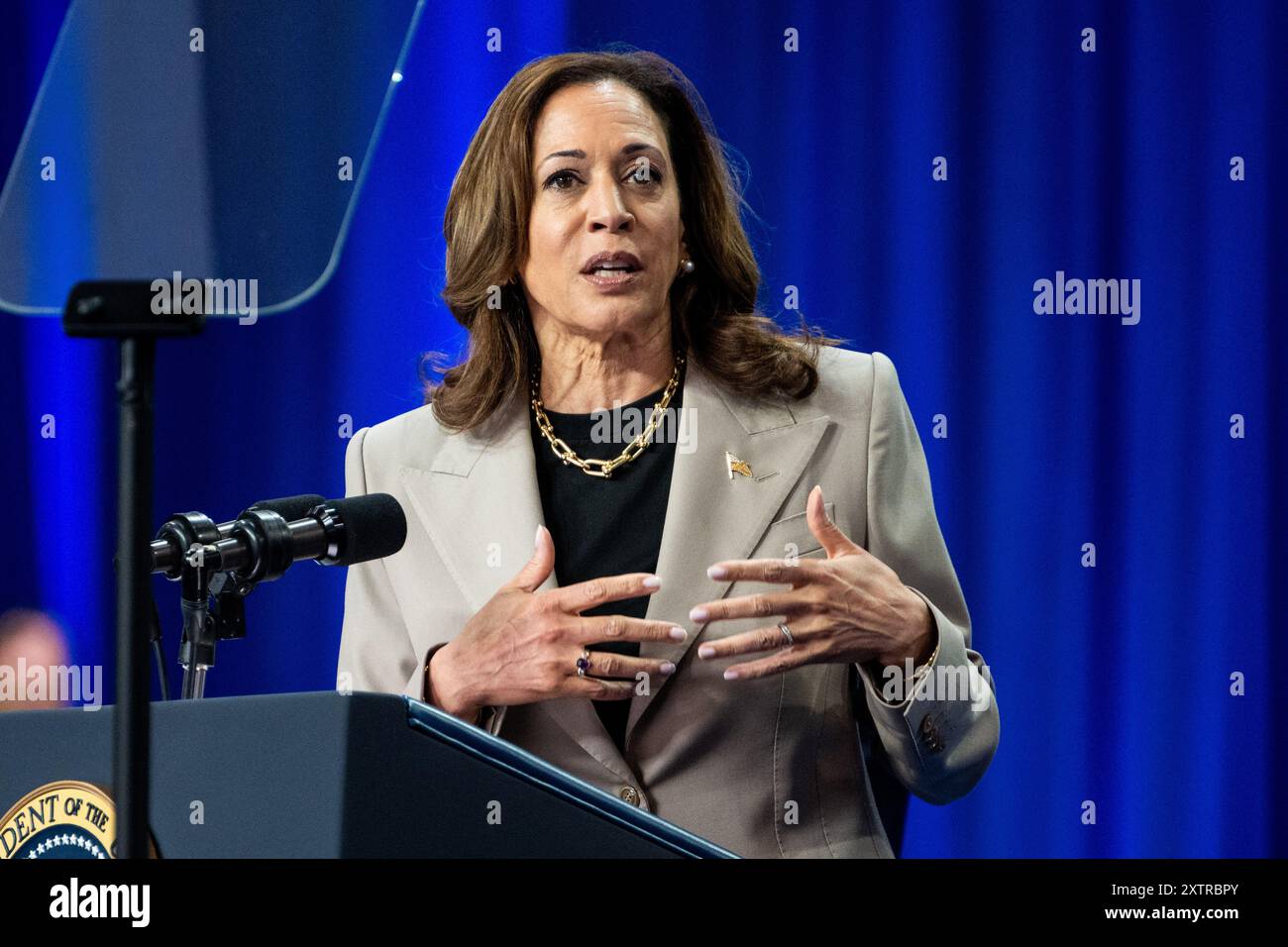 Marlboro, Stati Uniti. 15 agosto 2024. Il vicepresidente Kamala Harris parla di ridurre il costo dei farmaci da prescrizione presso il Prince George's Community College di Marlboro, MD Credit: SOPA Images Limited/Alamy Live News Foto Stock