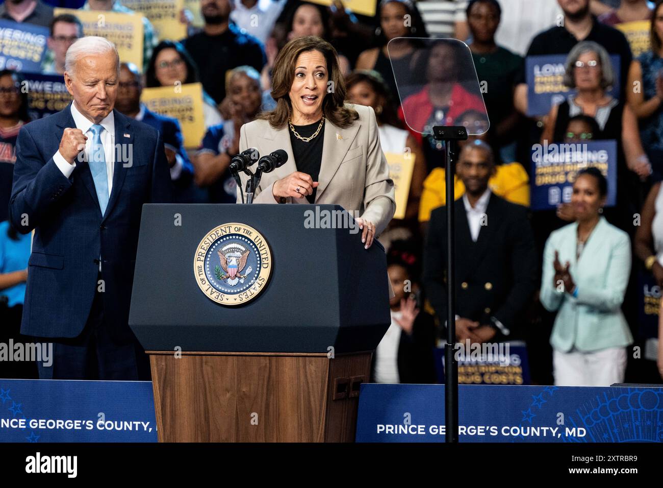 Marlboro, Stati Uniti. 15 agosto 2024. Il presidente Joe Biden è in piedi mentre il vicepresidente Kamala Harris sta parlando di ridurre il costo dei farmaci da prescrizione presso il Prince George's Community College di Marlboro, MD Credit: SOPA Images Limited/Alamy Live News Foto Stock