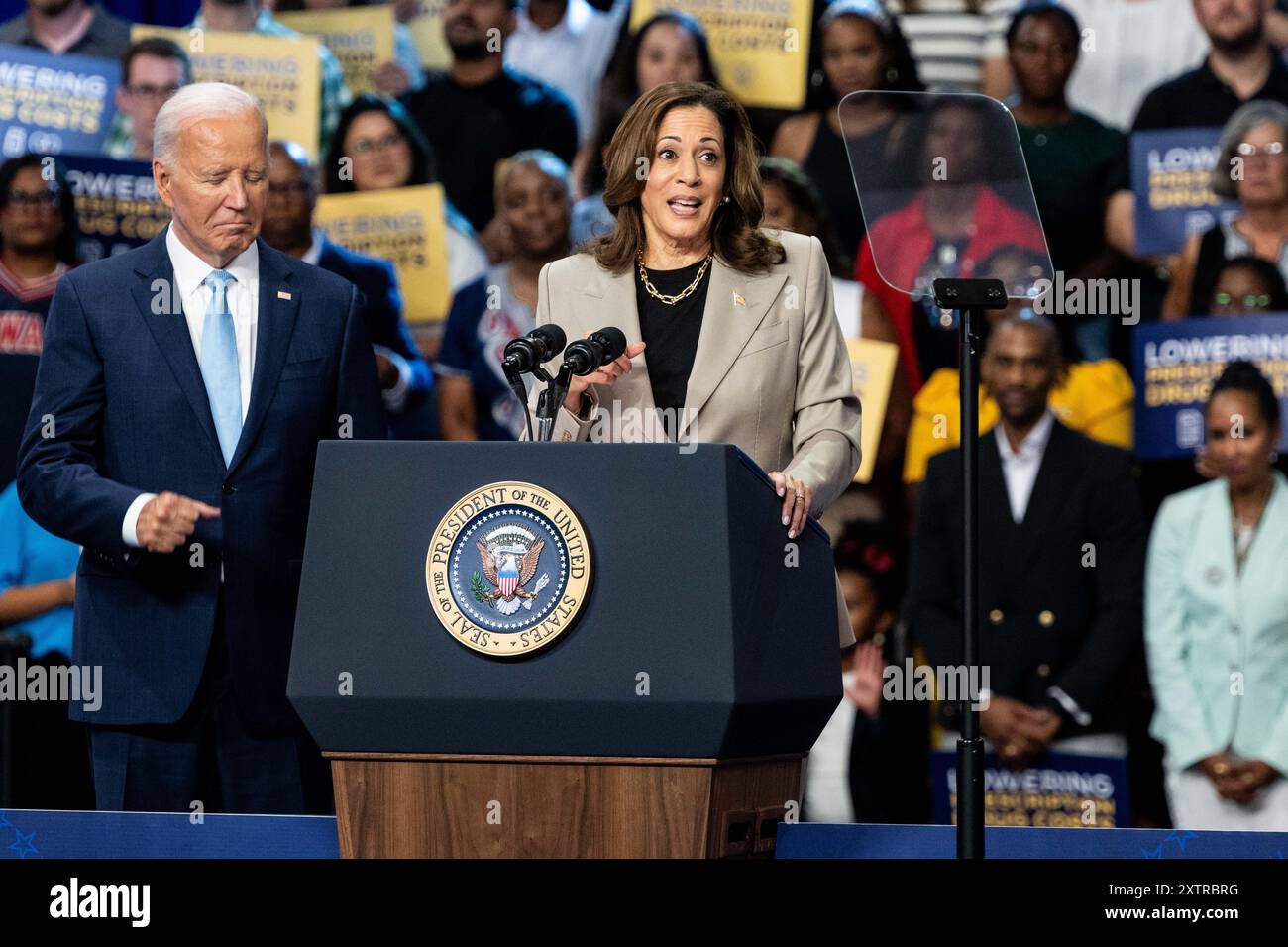 Marlboro, Stati Uniti. 15 agosto 2024. Il presidente Joe Biden è in piedi mentre il vicepresidente Kamala Harris sta parlando di ridurre il costo dei farmaci da prescrizione presso il Prince George's Community College di Marlboro, MD Credit: SOPA Images Limited/Alamy Live News Foto Stock