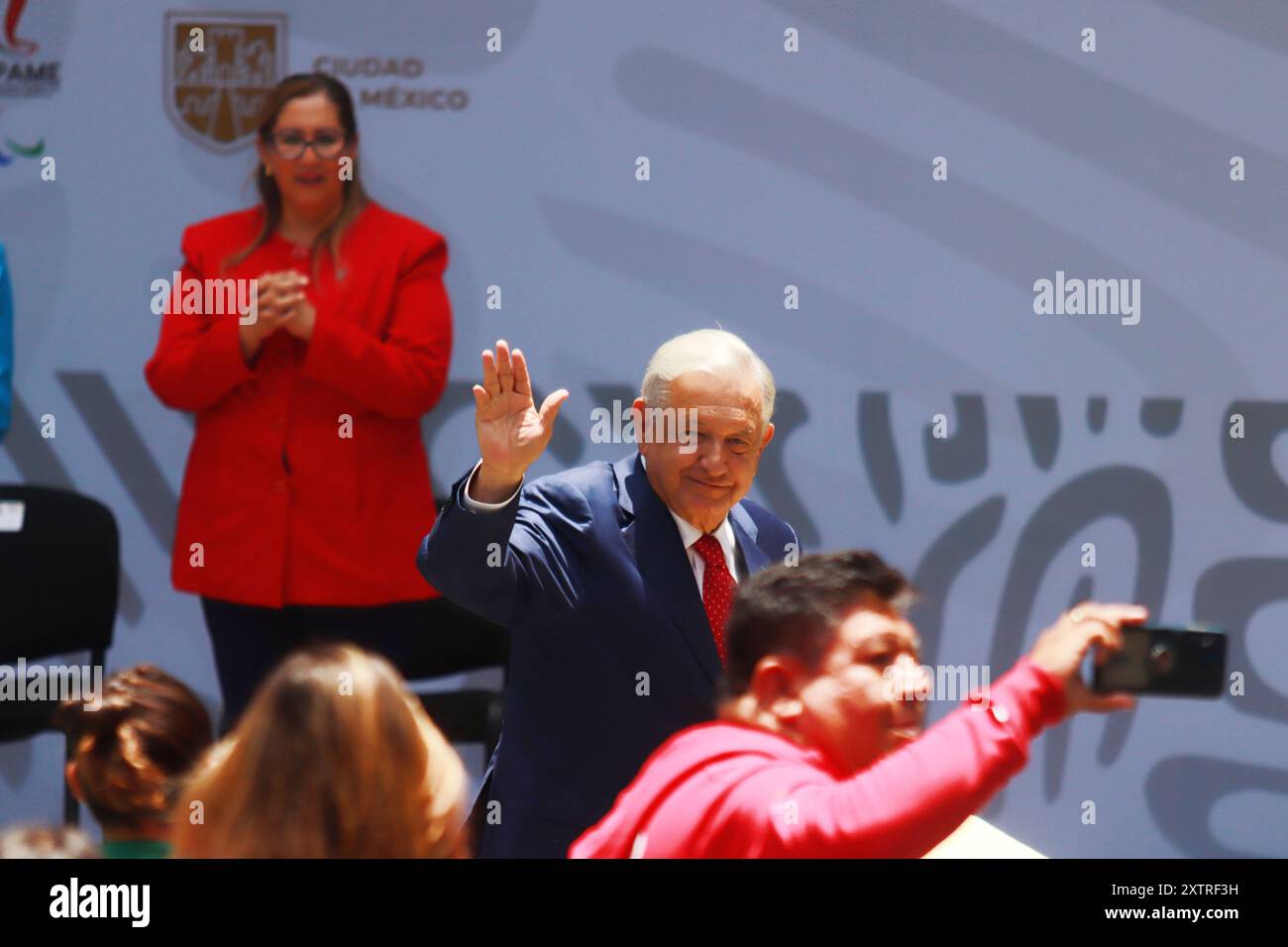 Città del Messico, Messico. 15 agosto 2024. Il presidente messicano Andres Manuel Lopez Obrador partecipa alla cerimonia di portabandiera degli atleti messicani paralimpici che parteciperanno ai Giochi Paralimpici di Parigi 2024, al Palazzo Nazionale. Il 15 agosto 2024 a città del Messico, Messico. (Foto di Carlos Santiago/ credito: Eyepix Group/Alamy Live News Foto Stock