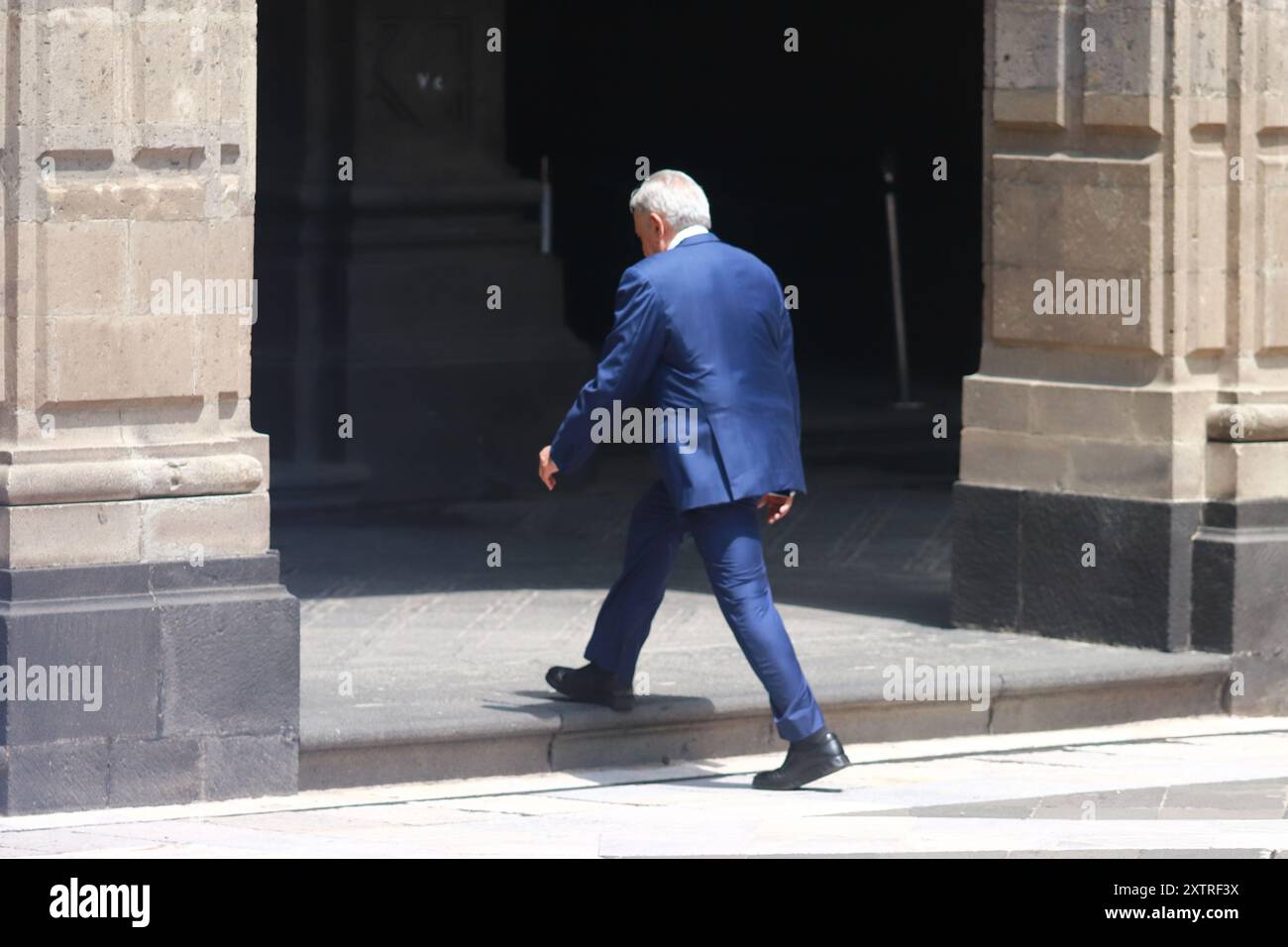 Città del Messico, Messico. 15 agosto 2024. Il presidente messicano Andres Manuel Lopez Obrador parte dopo la cerimonia di portabandiera per gli atleti messicani paralimpici che parteciperanno ai Giochi Paralimpici di Parigi 2024, al Palazzo Nazionale. Il 15 agosto 2024 a città del Messico, Messico. (Foto di Carlos Santiago/ credito: Eyepix Group/Alamy Live News Foto Stock