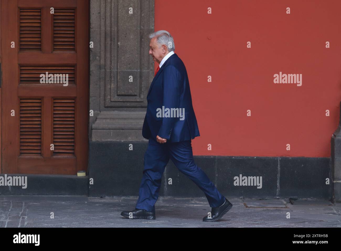 Il presidente messicano Andres Manuel Lopez Obrador parte dopo la cerimonia di portabandiera per gli atleti messicani paralimpici che parteciperanno ai Giochi Paralimpici di Parigi 2024, al Palazzo Nazionale. Il 15 agosto 2024 a città del Messico, Messico. (Credit Image: © Carlos Santiago/eyepix via ZUMA Press Wire) SOLO PER USO EDITORIALE! Non per USO commerciale! Foto Stock