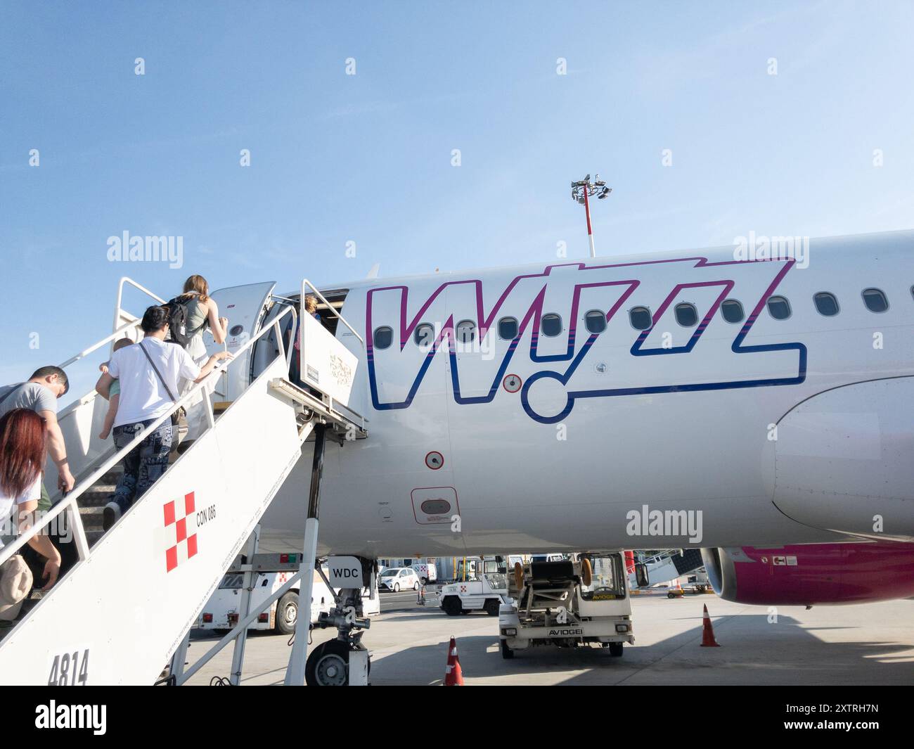 Immagine di un Airbus A320 appartenente a Wizzair pronto per il rullaggio sulla pista dell'aeroporto di Roma Ciampino. Wizz Air, legalmente costituita come Wizz Air Hu Foto Stock