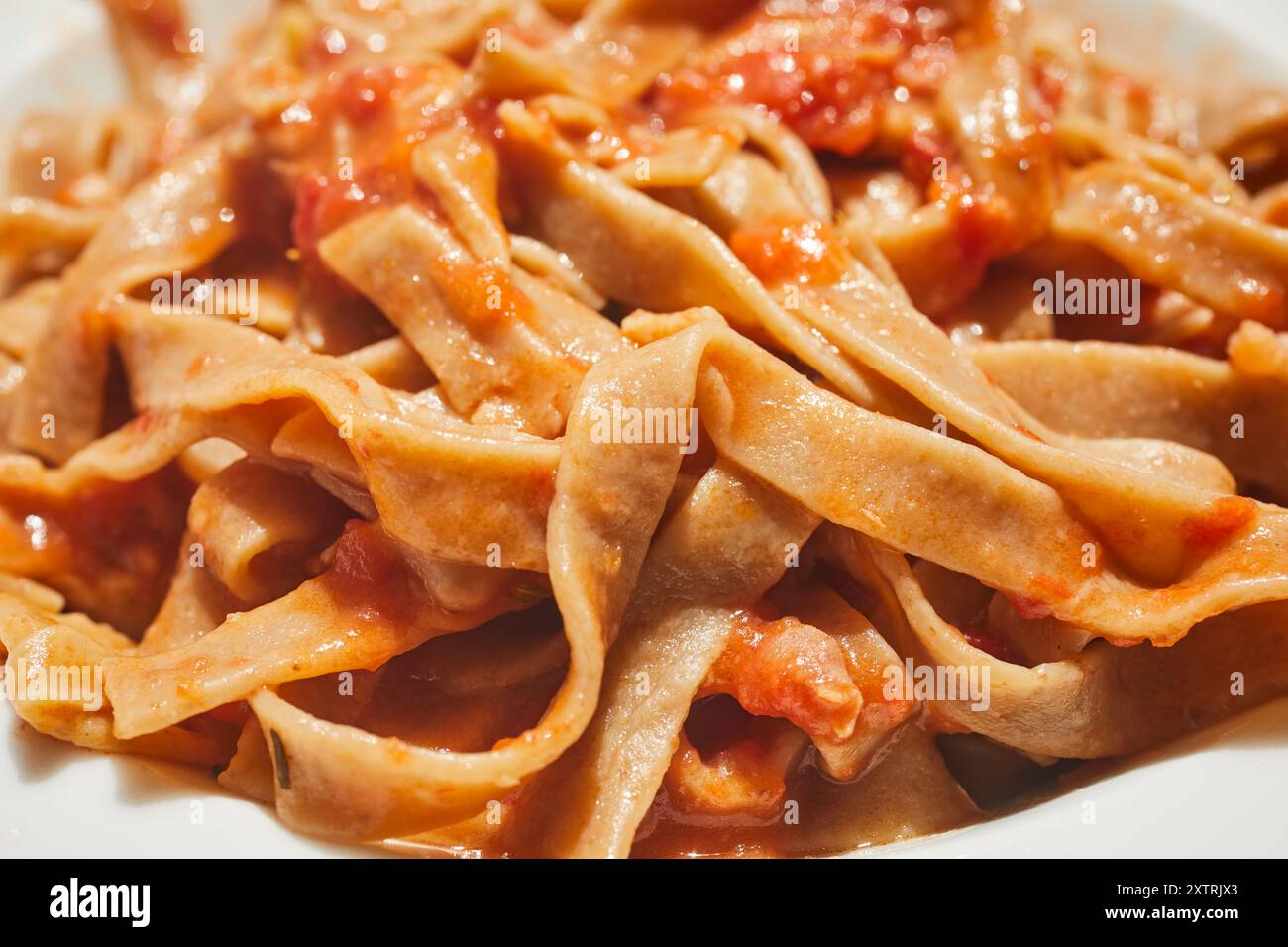 Un piatto di taglitelle di farina di segale fatte a mano con un semplice sugo di pomodoro di Cuneo, Piemonte, Italia Foto Stock