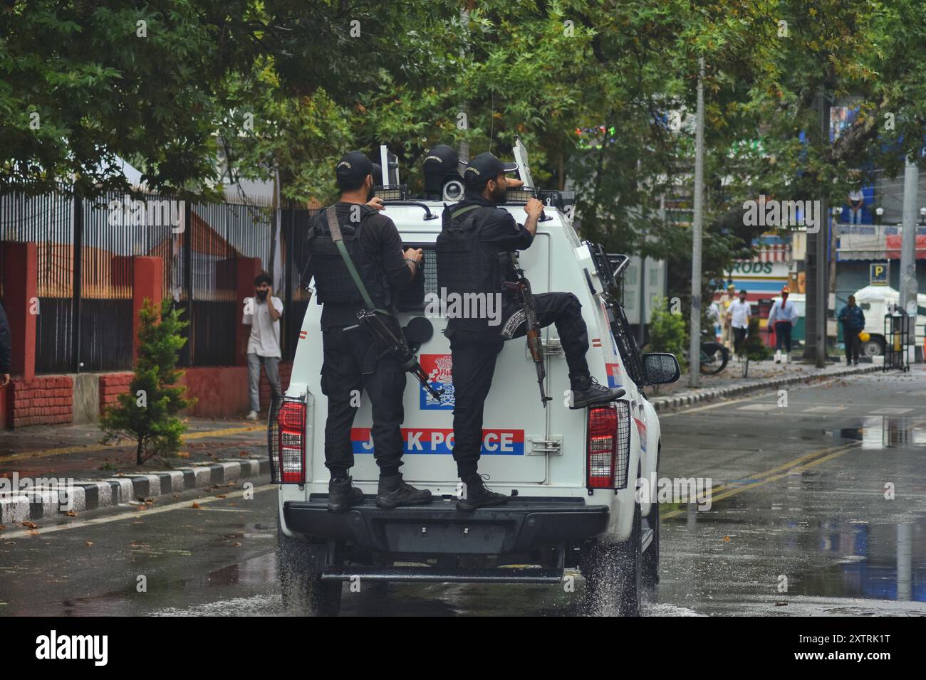 Srinagar, India. 15 agosto 2024. I poliziotti indiani mantengono vigili e pattugliamenti su strada durante le celebrazioni del 78° giorno dell'indipendenza dell'India. Il 15 agosto commemora ogni anno la libertà dell'India dal dominio coloniale britannico nel 1947. (Foto di Mubashir Hassan/Pacific Press) credito: Pacific Press Media Production Corp./Alamy Live News Foto Stock