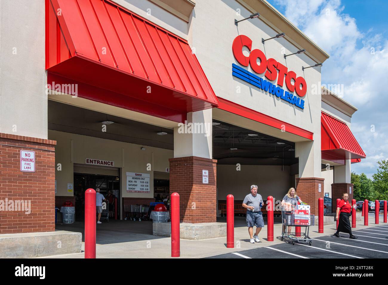 Acquirenti con articoli sfusi presso il negozio Costco Wholesale di Buford, Georgia, vicino ad Atlanta. (USA) Foto Stock