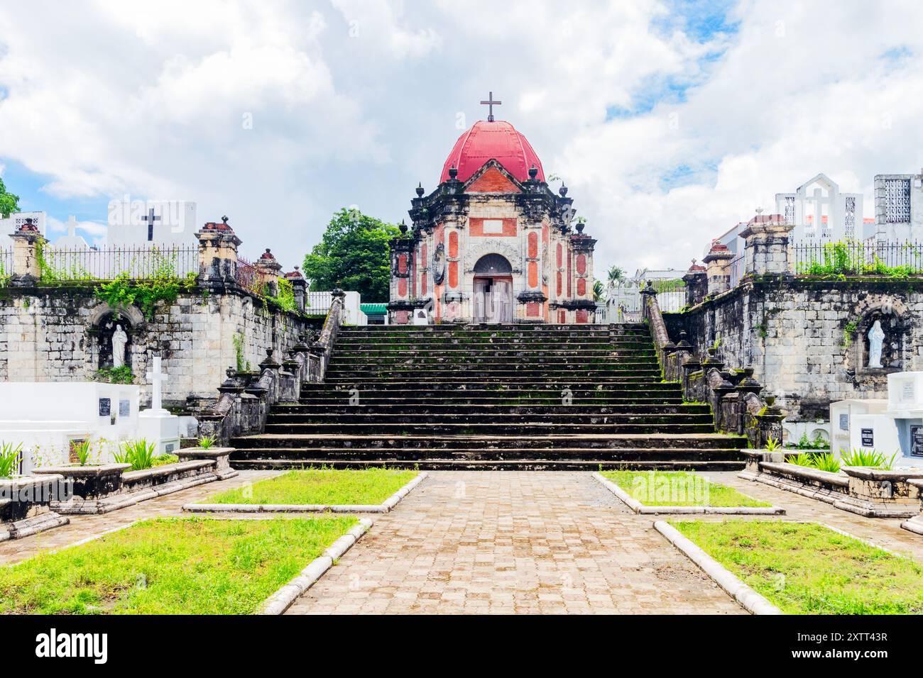 Il San Joaquin Camposanto è un tesoro culturale nazionale con una cappella del cimitero neo barocco a Iloilo, nelle Filippine, costruita nel XIX secolo Foto Stock