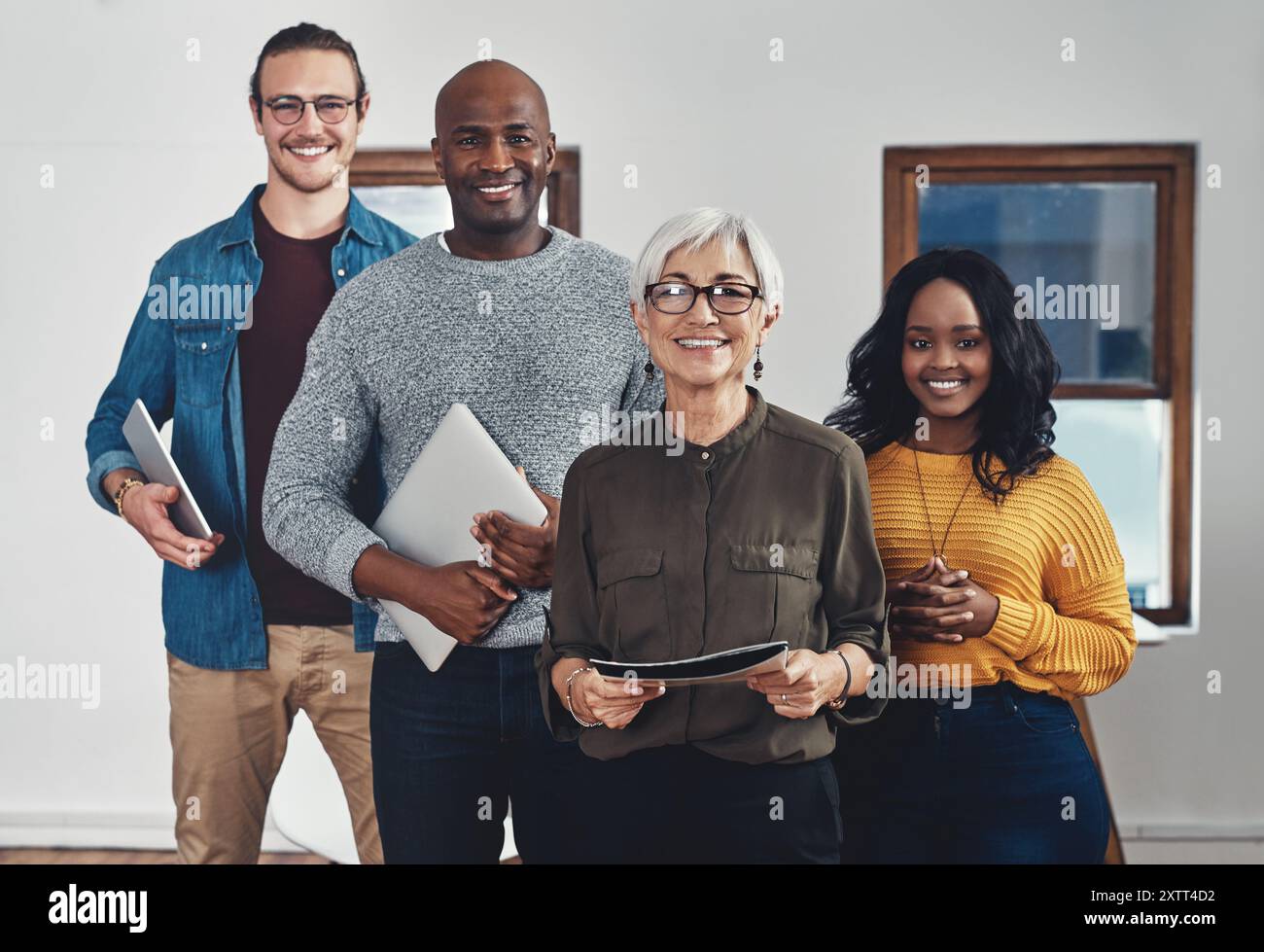 Sorridi, uomini d'affari e ritratto di gruppo nell'ufficio dell'agenzia creativa per la collaborazione e la creazione di contenuti. Team di copywriting, sicuro di sé e.. Foto Stock