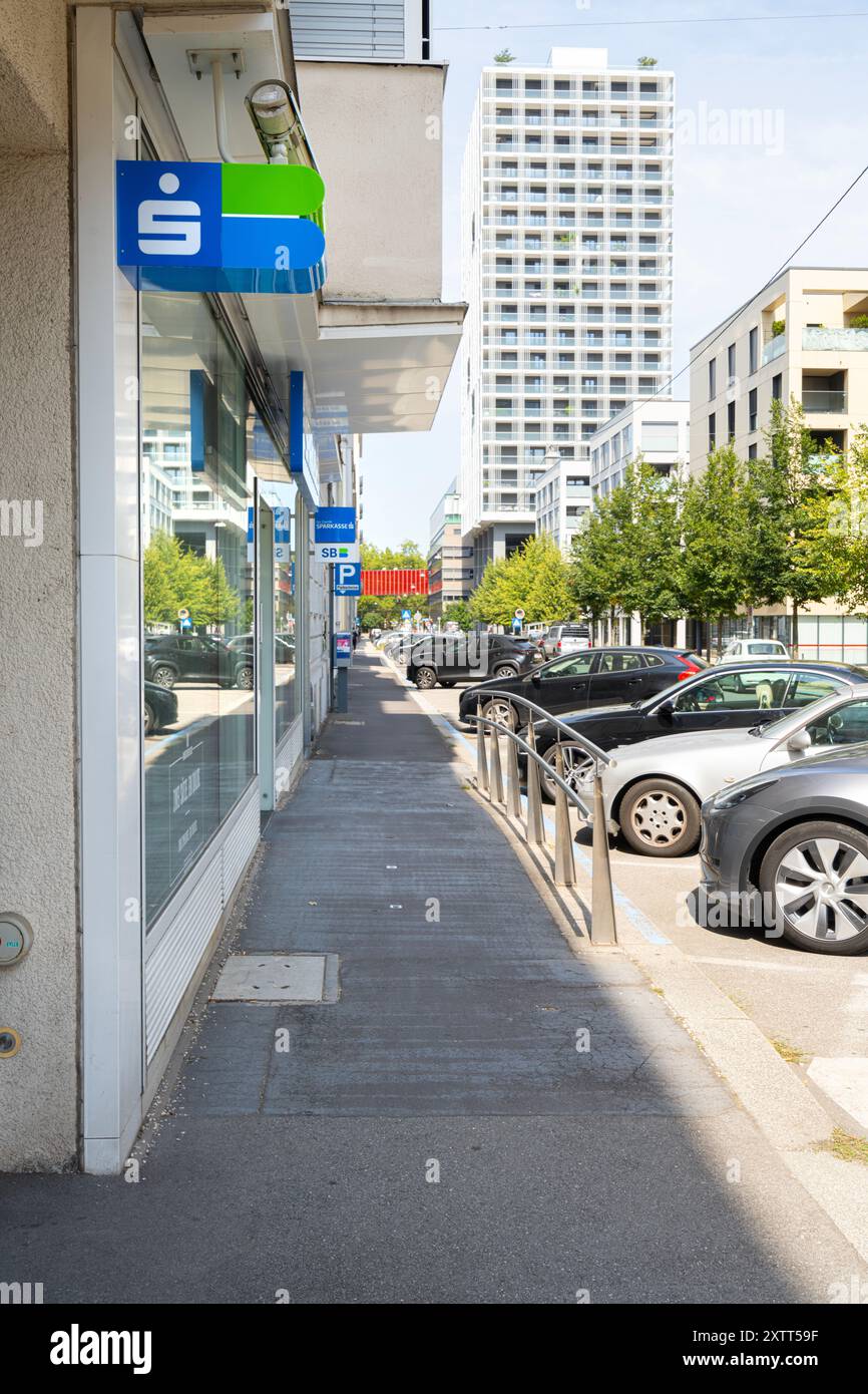 Linz, Austria. 12 agosto 2024. Il cartello di un bancomat in una strada nel centro della città Foto Stock