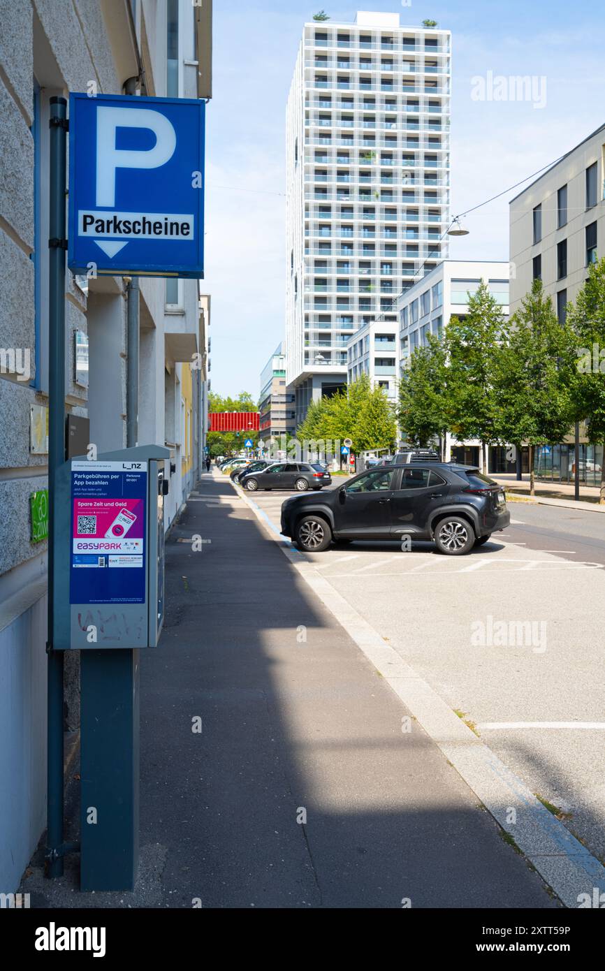 Linz, Austria. 12 agosto 2024. parchimetro sul marciapiede in una strada nel centro città Foto Stock