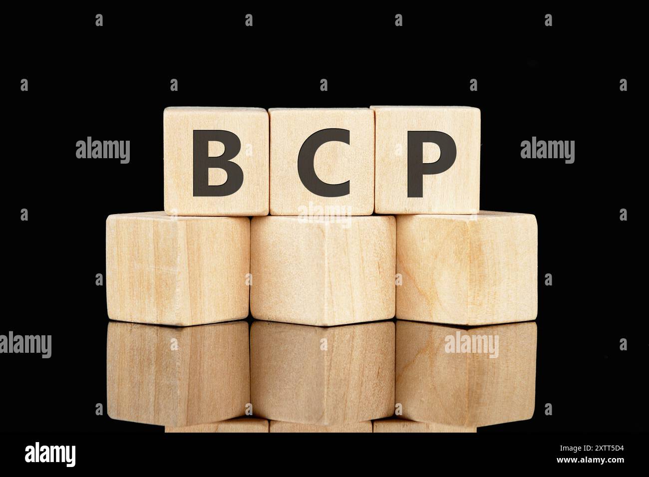 Piano di continuità aziendale BCP. BCP su cubetti di legno su sfondo nero lucido Foto Stock
