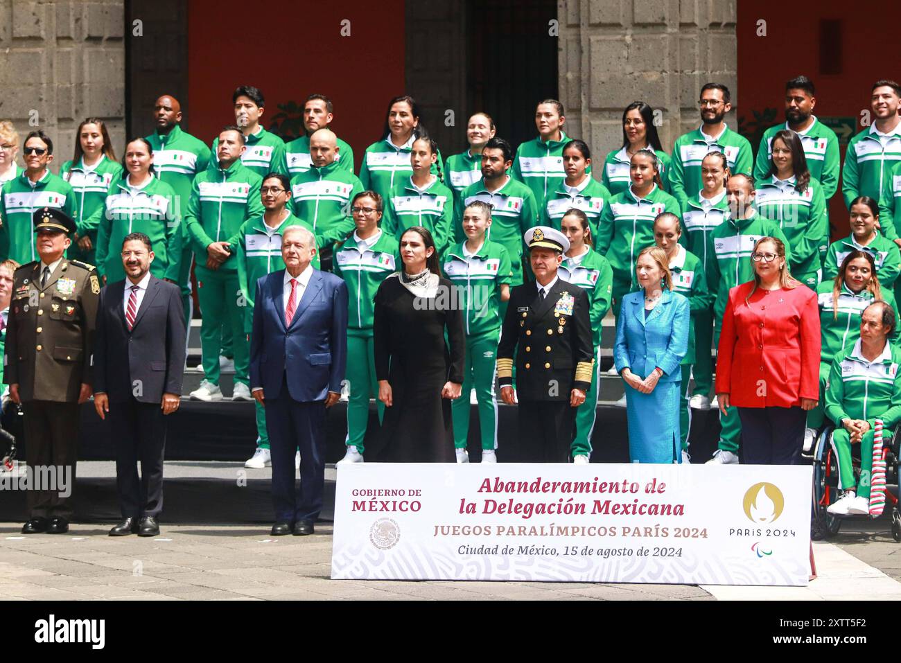 Cerimonia con bandiera per gli atleti paralimpici messicani ai Giochi paralimpici Parigi 2024 L-R Ministro dell'esercito messicano Luis Cresencio Sandoval, capo del governo di città del Messico Marti Batres, presidente messicano Andres Manuel Lopez Obrador, direttore della Commissione nazionale per la cultura fisica e lo sport del Messico CONADE Ana Gabriela Guevara e il ministro della Marina messicana Rafael Ojeda Duran in posa con gli atleti messicani paralimpici durante la cerimonia di bandiera per gli atleti messicani paralimpici che parteciperanno ai Giochi paraolimpici di Parigi 2024, presso il Palazzo Nazionale. Il 15 agosto 2024 in me Foto Stock