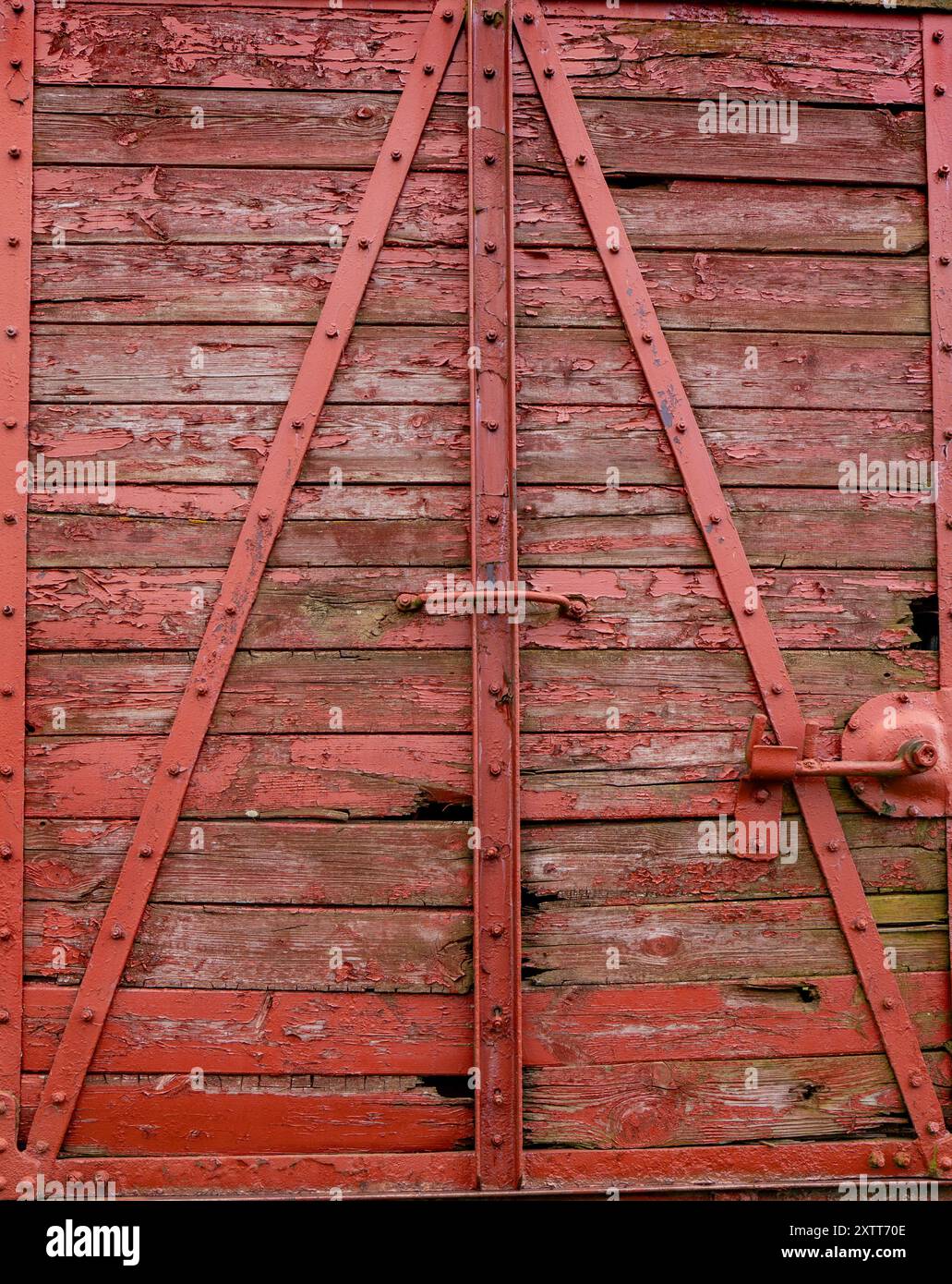 Dettagli di una vecchia porta di carico del treno a vapore arrugginita in uno stato di tempo, sfondo di artigianato vintage Foto Stock