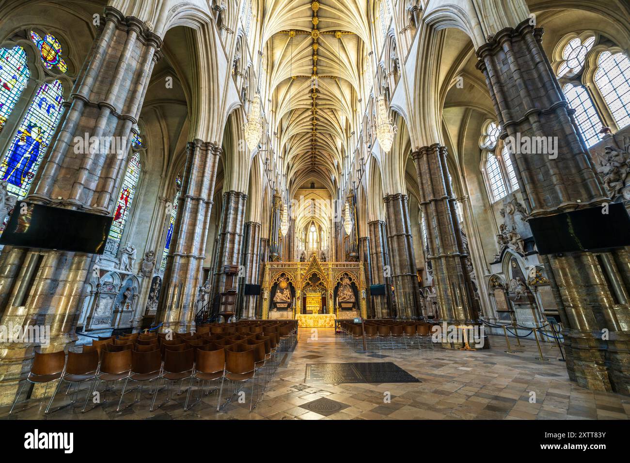 All'interno dell'abbazia di Westminster, all'interno della navata, dell'altare e dell'abside. La chiesa dell'incoronazione reale e luogo di sepoltura dei monarchi, un punto di riferimento storico. Nessuno. Foto Stock