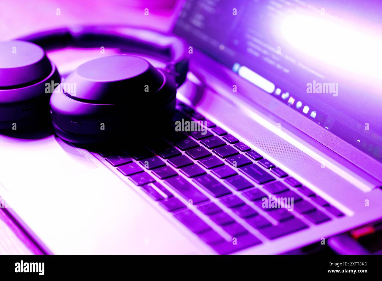 Concetto di sviluppo software, laptop con codice software su schermo in luce viola neon, adatto per lo sviluppo di software , argomenti di formazione IT Foto Stock