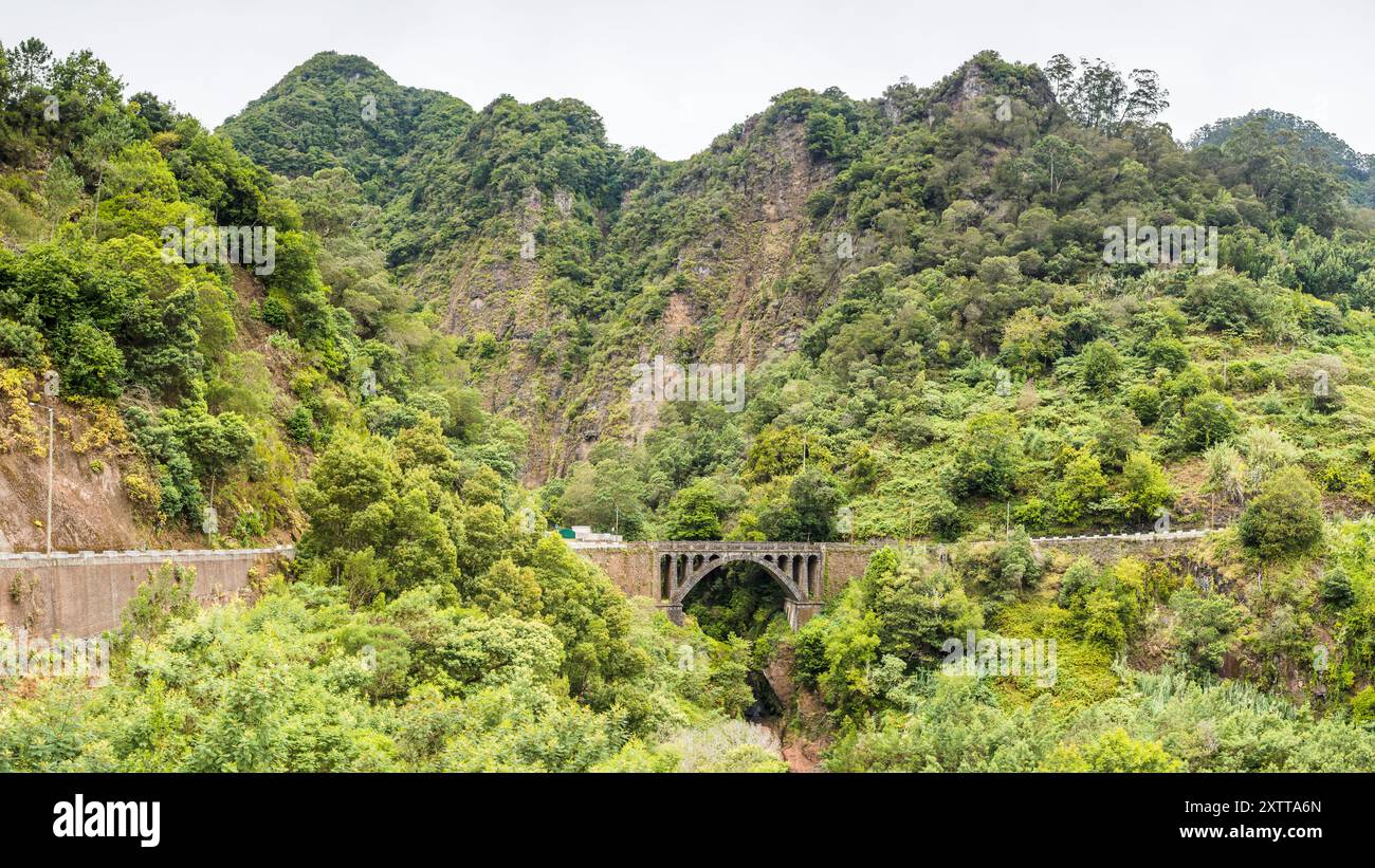 Un panorama multi-immagine del Ponte Ribeira d'Ametade, probabilmente il ponte stradale più bello dell'isola di Madeira. Risale agli anni '1940 ed era buil Foto Stock