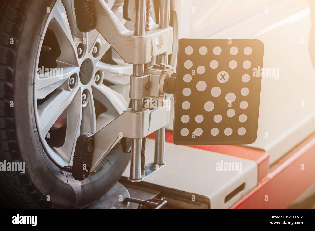 Primo piano dell'allineamento delle ruote del veicolo controllo del sistema diagnostico 3d dell'allineamento delle ruote regolazione della convergenza della campanatura Foto Stock