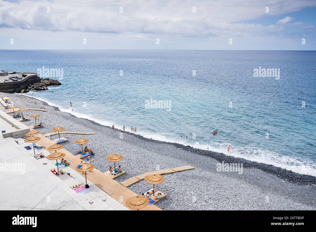 Frequentatori di spiaggia sulla spiaggia di Formosa tra Funchal e Camara de Lobos, nella foto di Madeira, Portogallo, l'8 agosto 2024. Foto Stock