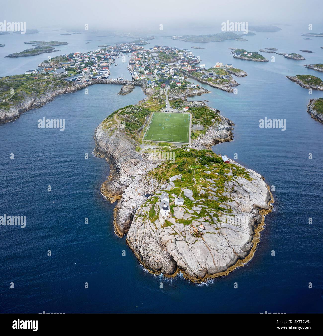 Vista aerea del villaggio di pescatori di henningsvaer con campo da calcio - (Lofoten, Norvegia) Foto Stock