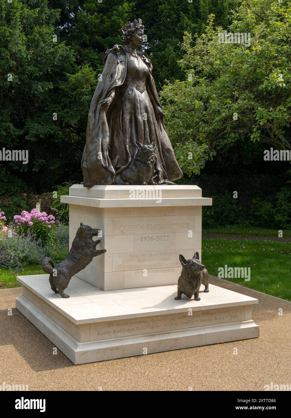 Statua commemorativa della defunta regina Elisabetta II con cani corgi di Hywel Pratley a Oakham, Rutland, Leicestershire, Inghilterra, Regno Unito Foto Stock