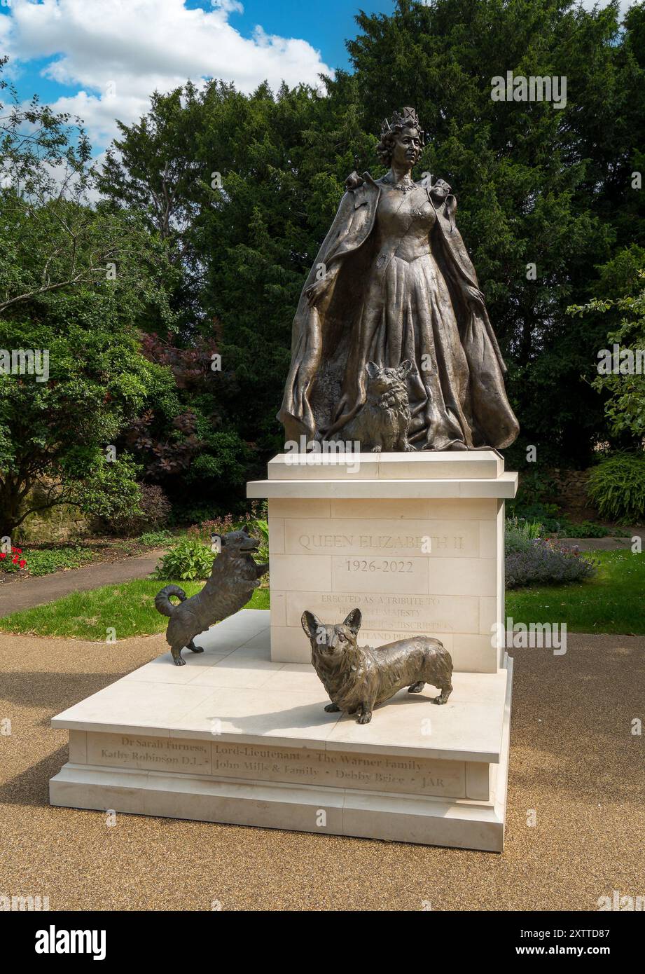 Statua commemorativa della defunta regina Elisabetta II con cani corgi di Hywel Pratley a Oakham, Rutland, Leicestershire, Inghilterra, Regno Unito Foto Stock