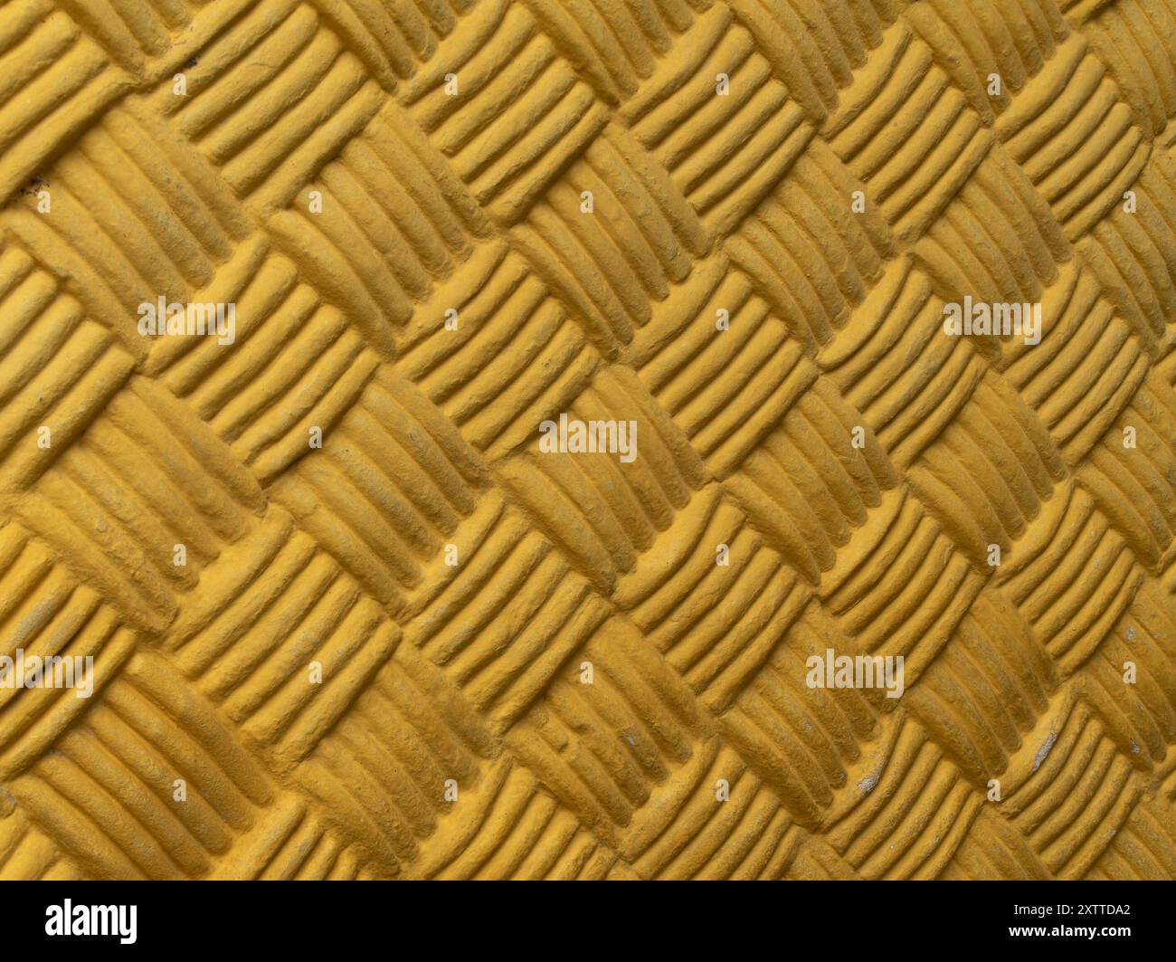 Primo piano di panama dipinto di giallo pallido / pargeting di motivi a trama di cesto / rendering di pargetting su esterni di edifici, Lincolnshire, Inghilterra, Regno Unito Foto Stock