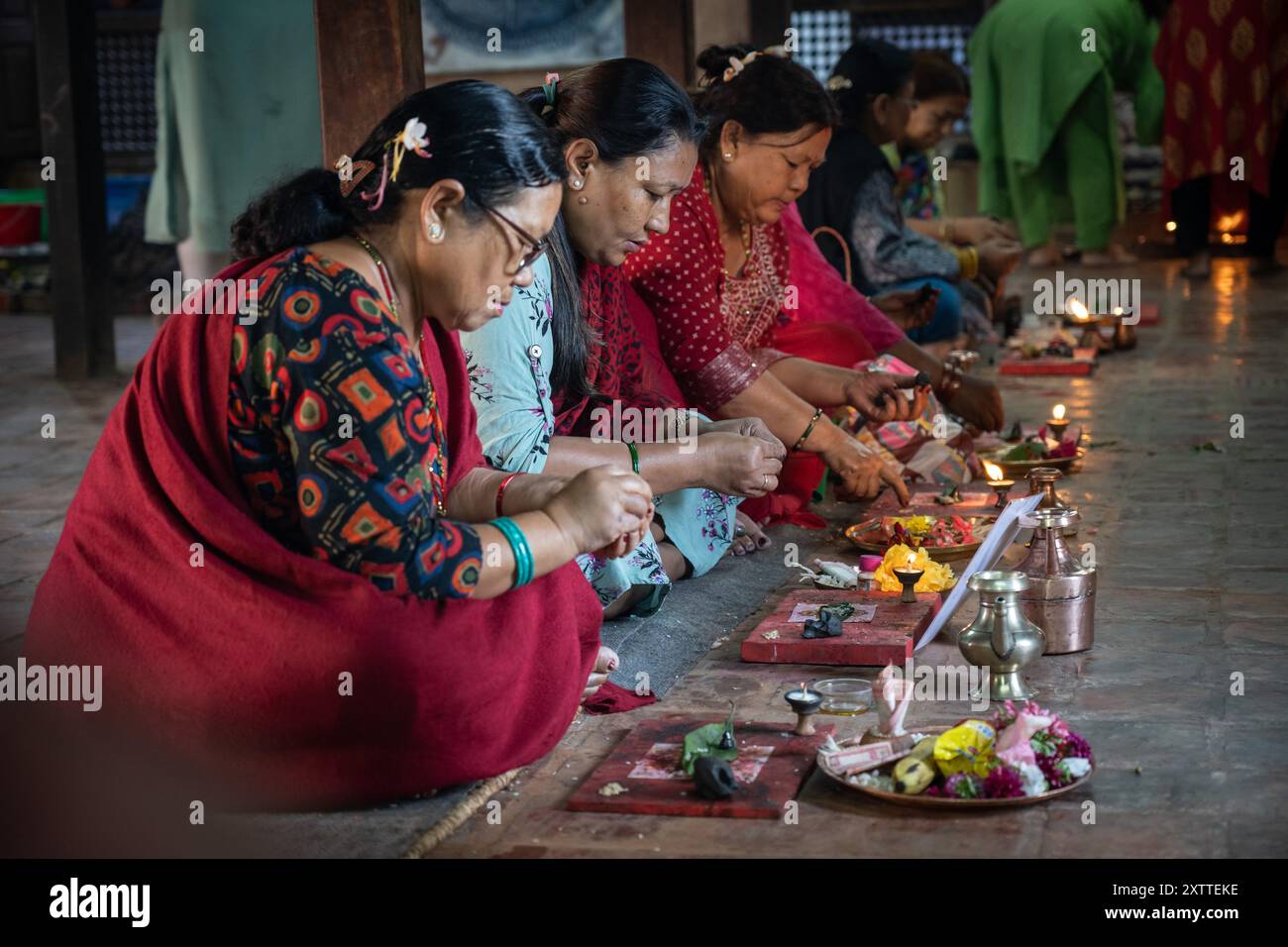 Lalitpur, Nepal. 16 agosto 2024. I devoti fanno piccoli stupa in occasione del Gunla Festival di Lalitpur, Nepal, 16 agosto 2024. Il festival Gunla, che dura un mese, è uno dei principali festival della comunità buddista Newar durante il quale recitano le scritture, osservano velocemente e visitano luoghi di culto. Crediti: Hari Maharjan/Xinhua/Alamy Live News Foto Stock