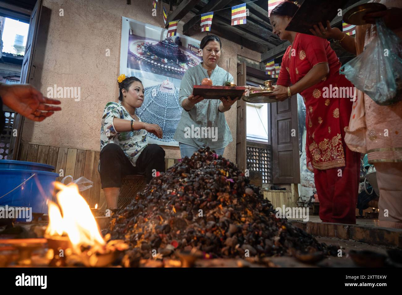 Lalitpur, Nepal. 16 agosto 2024. I devoti adorano piccoli stupa con offerte in celebrazione del Gunla Festival a Lalitpur, Nepal, 16 agosto 2024. Il festival Gunla, che dura un mese, è uno dei principali festival della comunità buddista Newar durante il quale recitano le scritture, osservano velocemente e visitano luoghi di culto. Crediti: Hari Maharjan/Xinhua/Alamy Live News Foto Stock