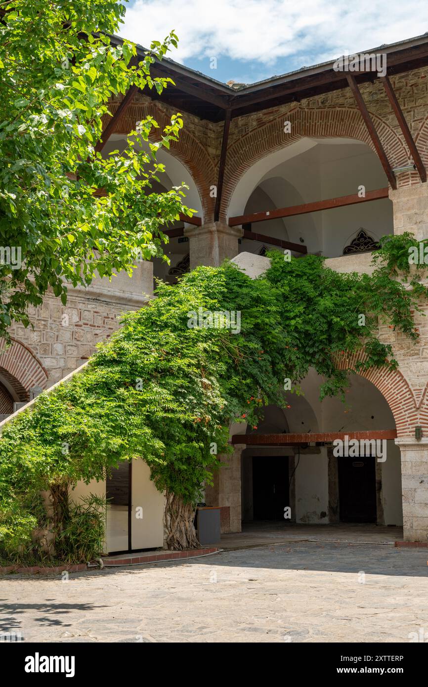 Aydin, Turchia - 4 luglio 2024: Okuz Mehmed Pasha caravanserai a Kusadasi Foto Stock